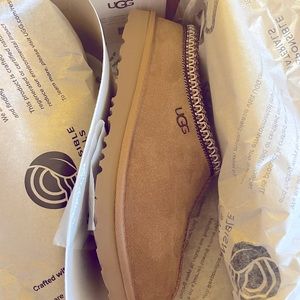 Brand new Ugg Tasman II big kids size US 4 chestnut color.